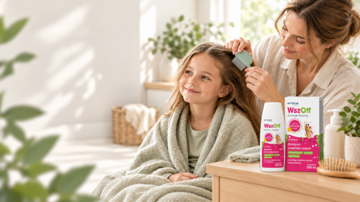 Mama djevojčici češlja kosu gustim češljem za uši; pokraj njih je šampon Activlab Pharma.